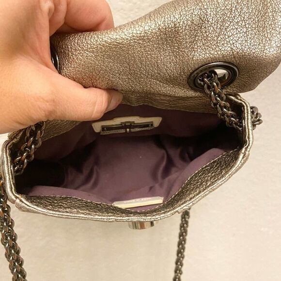 Henri Bendel silver metallic embossed leather pleated chain strap medallion bag - Picture 4 of 12